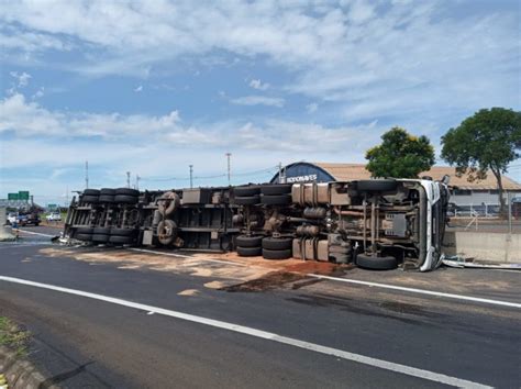 Caminhão carregado cerveja tomba na Rodovia do Contorno Marília