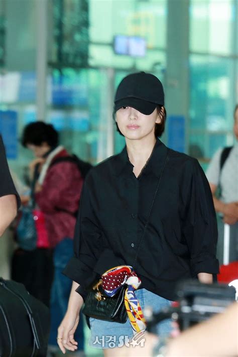 Song Hye Kyo Casually Radiant at Airport and Debuts Short Bob Hairstyle ...