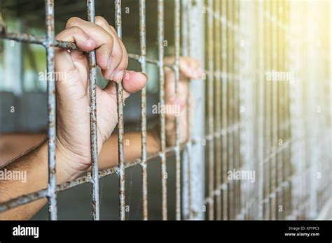 Una Foto De Las Manos Del Prisionero Celebraci N Centro Penitenciario