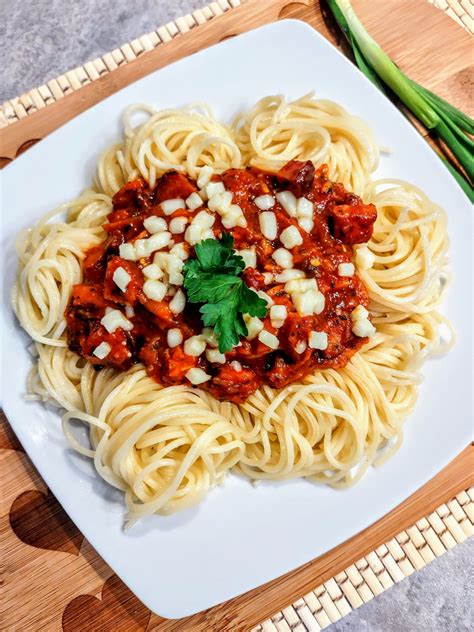 Makaron spaghetti z sosem pomidorowym i kiełbasą przepis