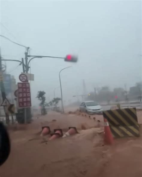 台中暴雨「馬路變紅河」影片曝光！ 網哀號：機車根本到不了 Yahoo奇摩汽車機車