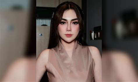 Dandan Cuma Menit Celine Evangelista Tetap Tampil Cetar Malah