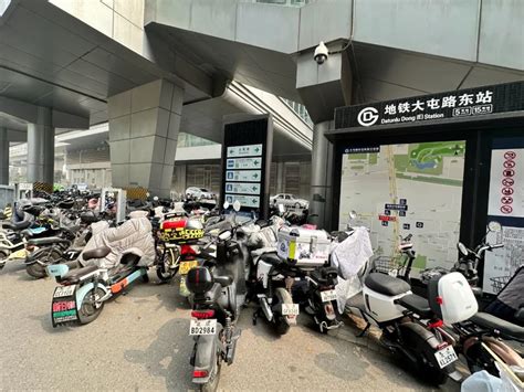 乱！电动自行车、共享单车堵住地铁站口，怎么办？财经头条