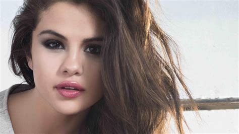 Selena Gomez's Music: A Deep Dive Into Her Lyrics - f2nlo4c