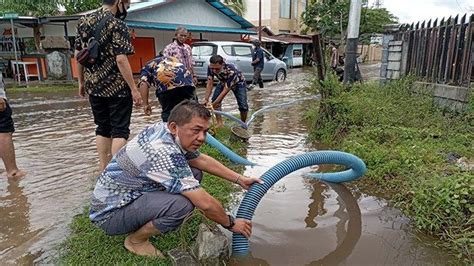 Warga Keluhkan Genangan Air Di Sejumlah Ruas Jalan Di Dalam Kota