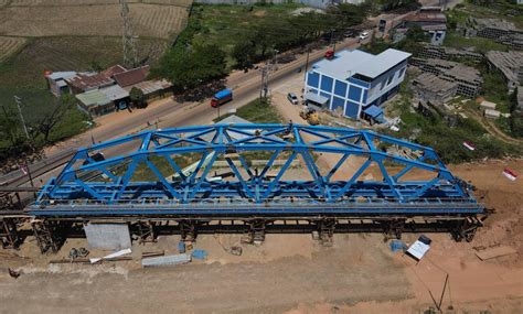 Foto Pergeseran Jembatan Jalur Rel Kereta Api Trans Sulawesi