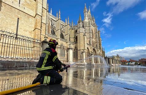 Los Bomberos de León comprueban el funcionamiento de las bocas de