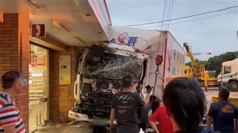 兩貨車驚悚撞！煞不住衝撞超商駕駛飛出來｜東森新聞