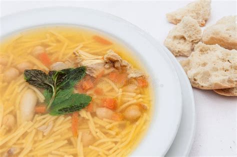 Sopa De Fideos Deliciosa Con Menta Y Pollo Foto De Archivo Imagen De