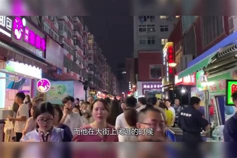 美国姑娘来中国旅游，大街上看见这一幕：美国人都不敢这样！旅游大街姑娘