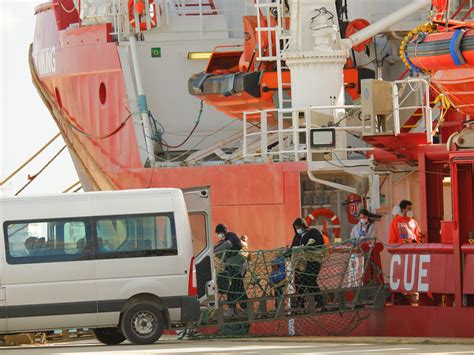 Migranti 200 Approdati A Messina Con Nave Guardia Costiera Sicilia News