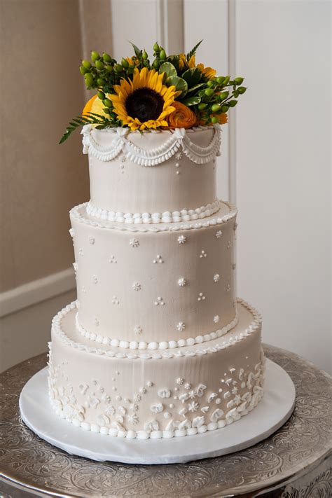 Wedding Cake With Sunflowers Sunflower Wedding Cake Sunflower Wedding Wedding Cake Roses