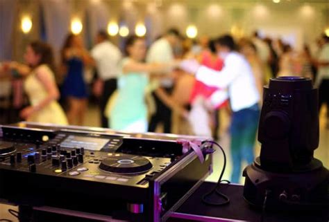 Top 5 Tips for Choosing Your Wedding Reception Playlist - WeddingVibe.com