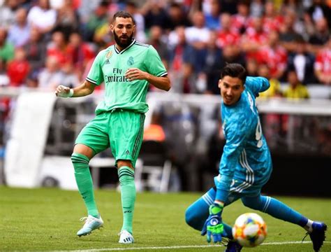 OFFICIAL: Fenerbahce goalkeeper Altay Bayindir joins Man Utd until 2027