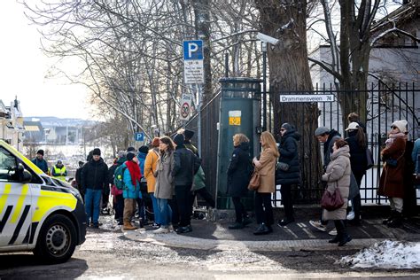 Lang Kø Utenfor Den Russiske Ambassaden I Oslo Flere Skal Stemme På En Død Kandidat