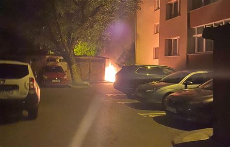 Incendiu VIOLENT în Cluj Napoca O mașină a fost distrusă de flăcări VIDEO