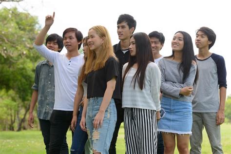 Grupo De Personas De Pie Al Aire Libre Foto Premium