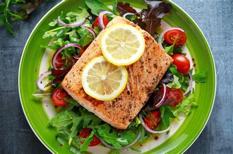 Bistecca Di Color Salmone Al Forno Con Il Pomodoro Cipolla Miscela