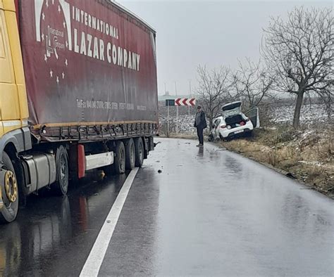 FOTO Accident la Brebeni Un autoturism a fost acroşat de un TIR