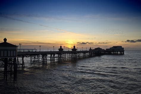 Blackpool North Pier Sunset (Photo credit to Michael D Beckwith) [2500 1667] : r/wallpapers