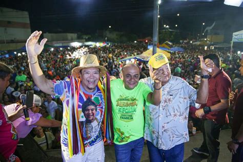 Blocos De Rua Animam Foli Es Durante O Terceiro Dia De Carnaval Em