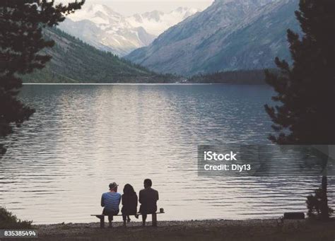 Wisatawan Duduk Di Bangku Di Tepi Danau Alpine Foto Stok Unduh Gambar