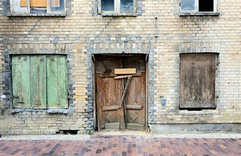 3529 Leerstehendes Wohnhaus Mit Gelber Backstein Fassade In Der