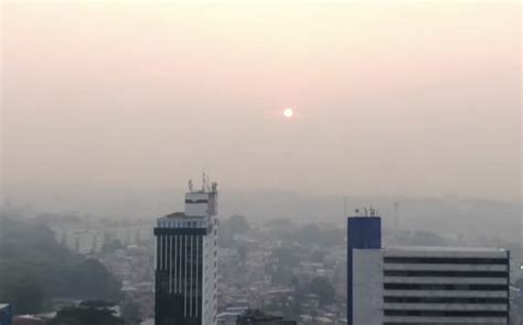 Manaus amanhece encoberta por intensa cortina de fumaça e péssima