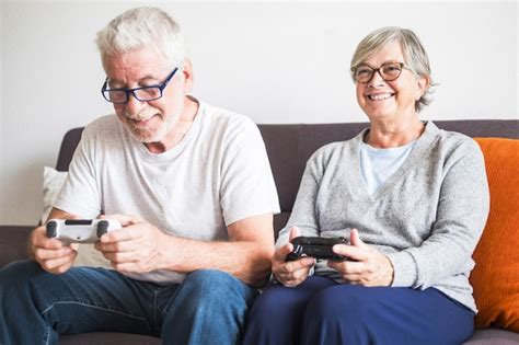 Pareja de personas mayores y personas maduras mirando la televisión y