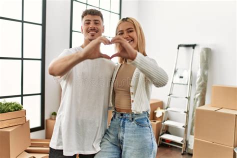 Joven Pareja Caucásica Sonriendo Feliz Haciendo Símbolo Del Corazón Con