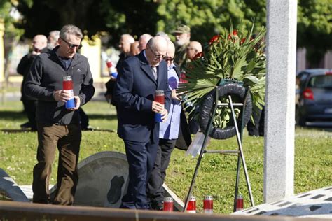 Foto Polo En Vijenac I Zapaljene Svije E U Znak Sje Anja Na Poginule I