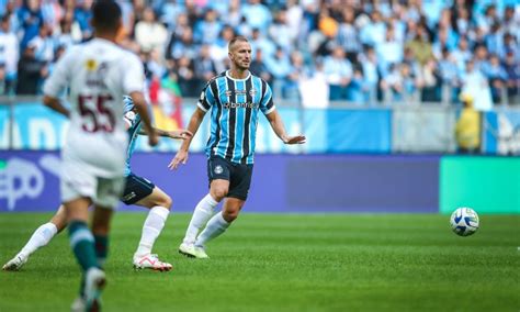 Grêmio vira sobre o Fluminense em tarde de aplausos por reestreia de