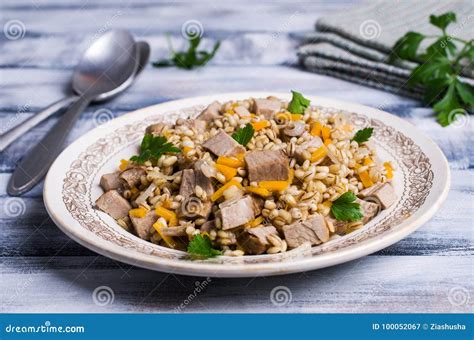 Gachas De Avena De La Cebada De Perla Con La Carne Imagen De Archivo