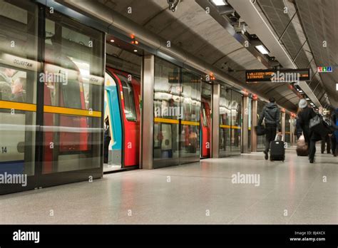 Waterloo Jubilee Line Hi Res Stock Photography And Images Alamy
