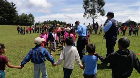 Policías llevan momentos de alegría y diversión a más de 300 niños en