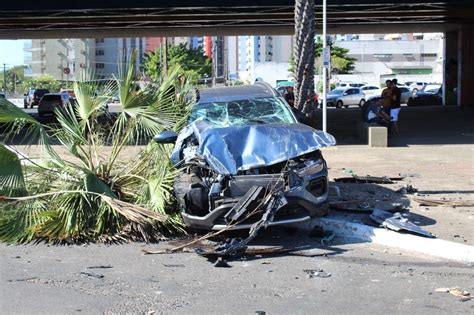 Carro Capota E Bate Em Rvore Na Avenida Marechal Castelo Branco Viagora