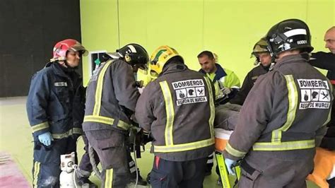 Herido Grave Un Trabajador Tras Precipitarse El Suelo Desde El Techo De