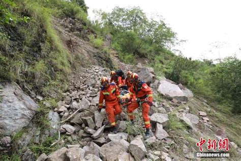 四川泸定68级地震：森林消防救援力量转移受灾群众新浪图片