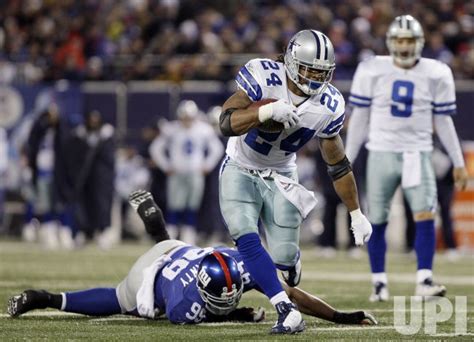 Photo: Dallas Cowboys Marion Barber runs by New York Giants Chris Canty ...