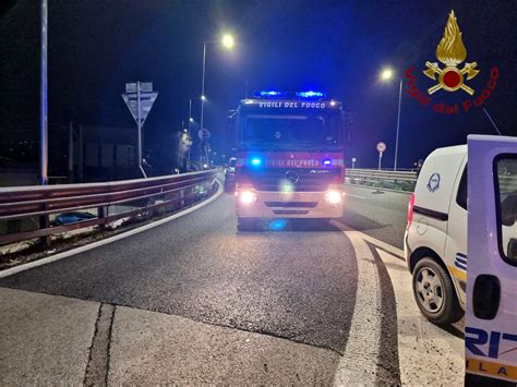 Incidente Lungo L Asse Attrezzato Auto Si Schianta Contro La Cuspide