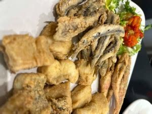 Comer Pescaito Frito En Sevilla Durante La Feria De Abril