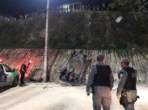 Homem morre após carro cair de barranco de cerca de 15 metros altura em