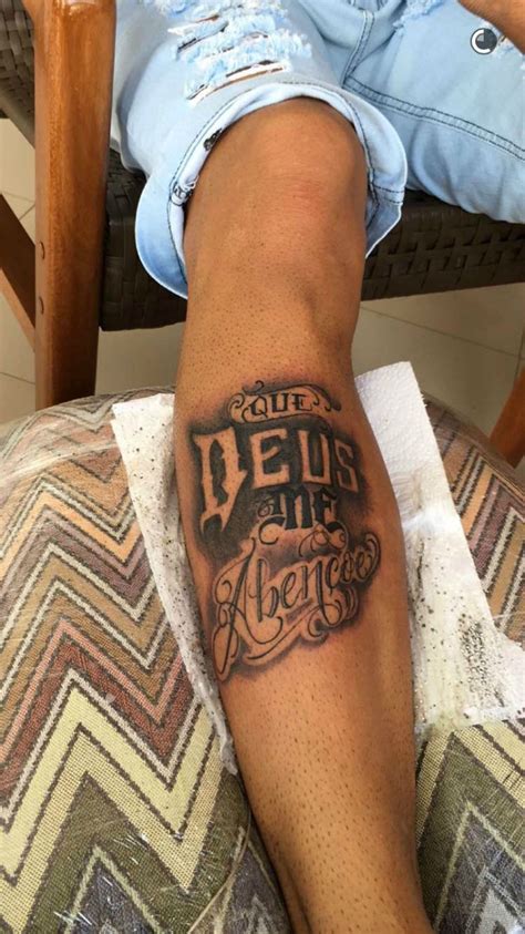 Que Deus Me Aben Oe Neymar Tatua A Perna Durante Folga Do Barcelona