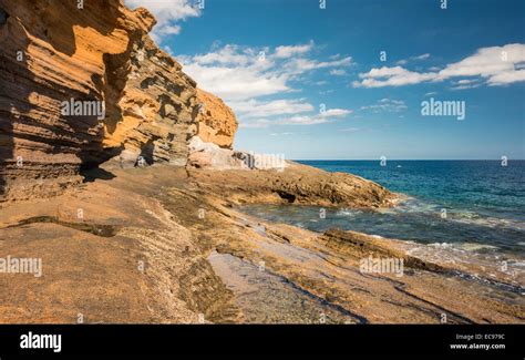 Detalle de rocas volcánicas erosionadas y deterioradas que forman el