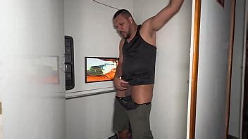 Grande punho e sem sela nas cabines cinemão gay do centro da cidade FULL RED XNXX