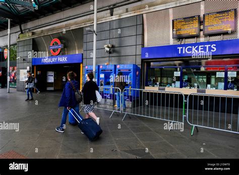 Finsbury park train station london hi-res stock photography and images ...