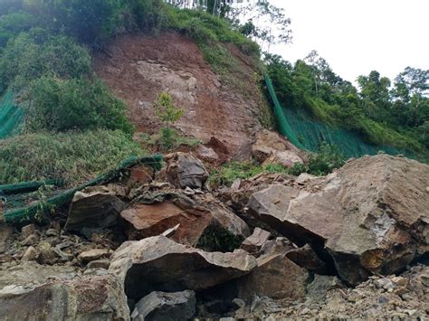 Tebing Setinggi 50 Meter Di Naringgul Cianjur Ambrol Akses Jalan