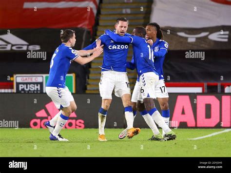 Everton S Gylfi Sigurdsson Centre Celebrates Scoring His Side S First