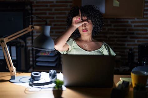 Junge Brunette Frau Mit Lockigen Haaren Nachts Im Büro Arbeitet Und Sich über Leute Lustig
