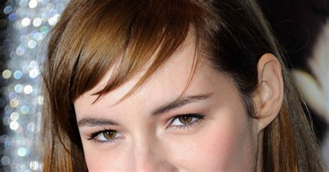 Louise Bourgoin Look Blanc Et Maquillage Nude Pour L Avant Premi Re D